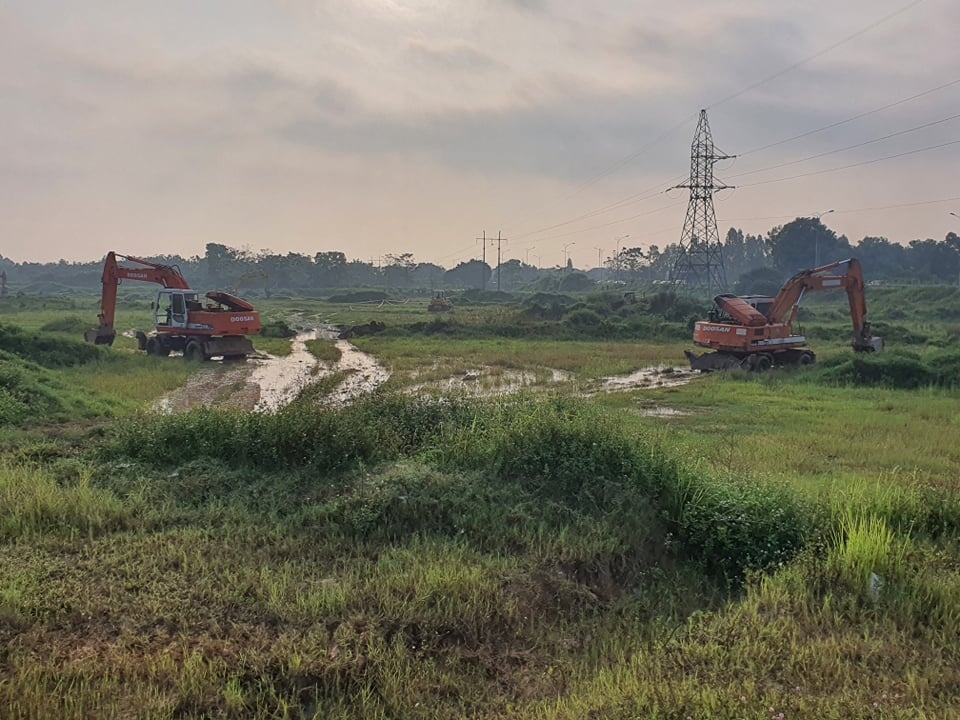 Ngay sau khi được bàn giao mặt bằng, đơn vị thi công triển khai trang thiết bị, máy móc tiến hành thi công