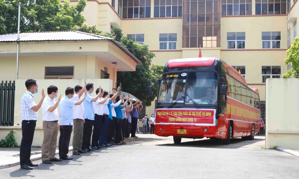 Lãnh đạo Sở Y tế Vĩnh Phúc tiễn đoàn công tác vào hỗ trợ Thành phố Hồ Chí Minh chống dịch.