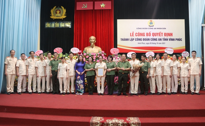 Ban Chấp hành Công đoàn Công an tỉnh nhận Quyết định thành lập và ra mắt