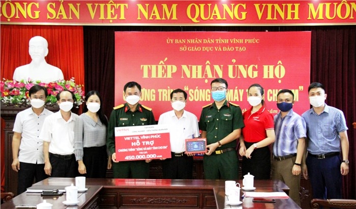 Trực tiếp Giám đốc Viettel Vĩnh Phúc - Đỗ Thanh Tuấn đã trao hỗ trợ cho ông Đặng Công Hòa - Phó Giám đốc Sở GD&ĐT