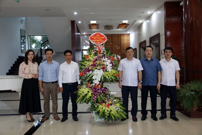 Đ/c Lê Nguyễn Thành Trung – Phó Bí thư Huyện ủy, Chủ tịch UBND huyện tặng hoa chúc mừng Công ty cổ phần Đông Phong .