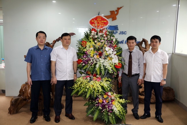 Đ/c Lê Nguyễn Thành Trung – Phó Bí thư Huyện ủy, Chủ tịch UBND huyện tặng hoa chúc mừng Công ty cổ phần Việt Pháp.