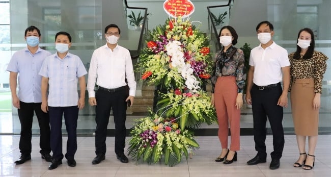 Tặng hoa chức mừng Công ty TNHH May mặc Việt Thiên