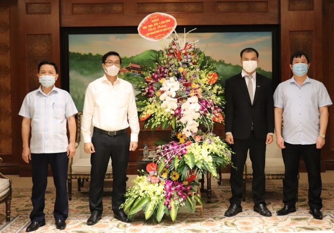 Đồng chí Nguyễn Xuân Quang- Bí thư huyện ủy Vĩnh Tường tặng hoa chúc mừng Công ty Cổ phần tập đoàn FLC