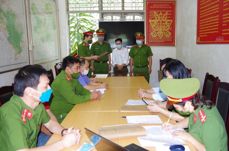 Cơ quan Cảnh sát điều tra thi hành lệnh bắt bị can Nguyễn Tiến Hơn. Ảnh: Công an Hà Giang.