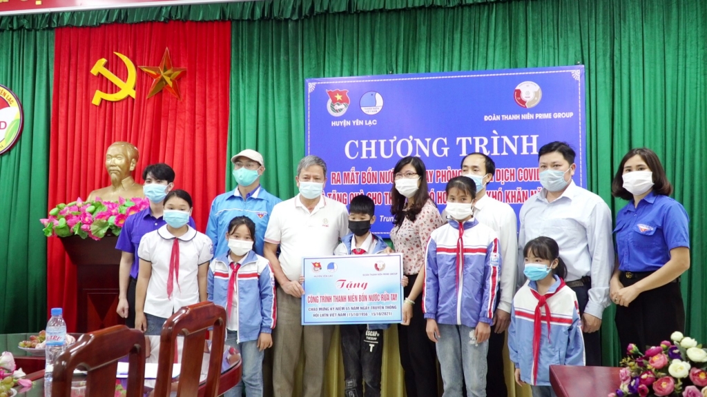 Công ty cổ phần Prime Group và BTV Huyện đoàn Yên Lạc đã trao tặng 10 suất quà tặng cho em học sinh nghèo có hoàn cảnh khó khăn trường Tiểu học Trung Hà, mỗi suất quà trị giá 200.000 đồng.
