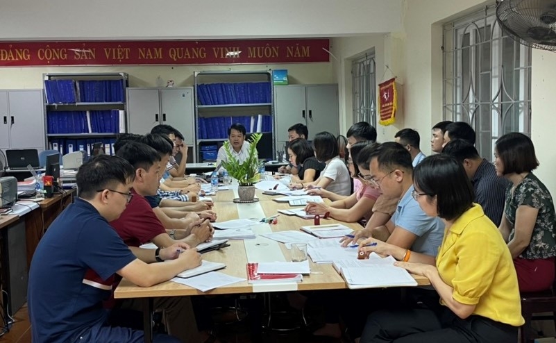 Giám đốc Sở TN&MT Vĩnh Phúc Nguyễn Kim Tuấn thường xuyên chỉ đạo giải quyết số hồ sơ đang tồn đọng liên quan đến cấp GCN quyền sử dụng đất. Ảnh tư liệu