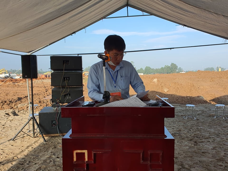 Đồng chí Phạm Văn Hùng - Trưởng Ban bồi thường giải phóng mặt bằng và phát triển quỹ đất huyện Yên Lạc đọc quyết định cưỡng chế