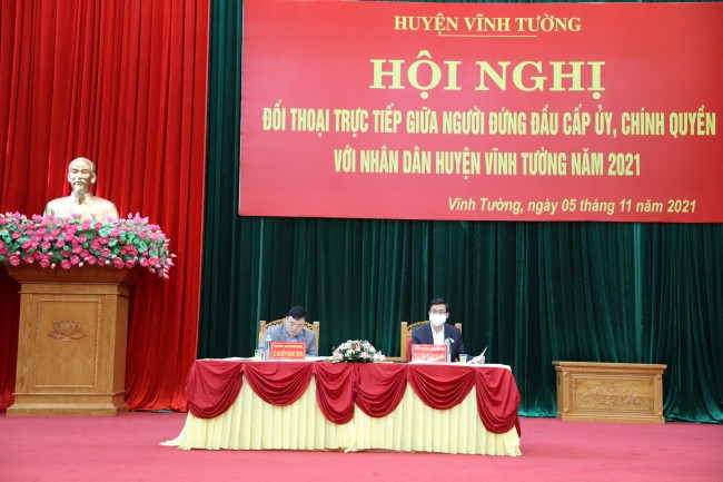 Các đồng chí: Nguyễn Xuân Quang - Tỉnh ủy viên, Bí thư Huyện ủy, Chủ tịch HĐND huyện;  Lê Nguyễn Thành Trung - Phó Bí thư Huyện ủy, Chủ tịch UBND huyện Vĩnh Tường chủ trì đối thoại   