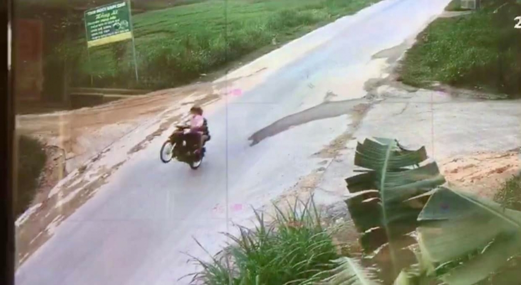 trên mạng xã hội facebook có đăng tải 01 clip quay lại cảnh một nam sinh điều khiển xe mô tô chở một bạn nam khác tham gia giao thông tại địa bàn xã Tân Phương, huyện Thanh Thuỷ để thực hiện hành vi bốc đầu xe