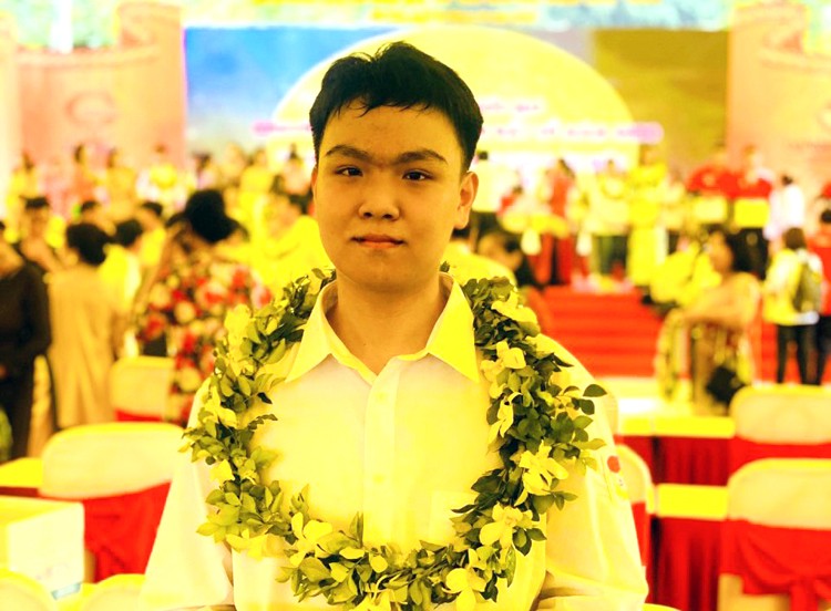Em Nguyễn Anh Kiệt - học sinh Trường THPT Chuyên Hùng Vương, là một trong ba nhà vô địch quốc gia mùa giải 2020, đại diện cho Việt Nam tham dự Vòng chung kết cuộc thi Vô địch tin học văn phòng thế giới.