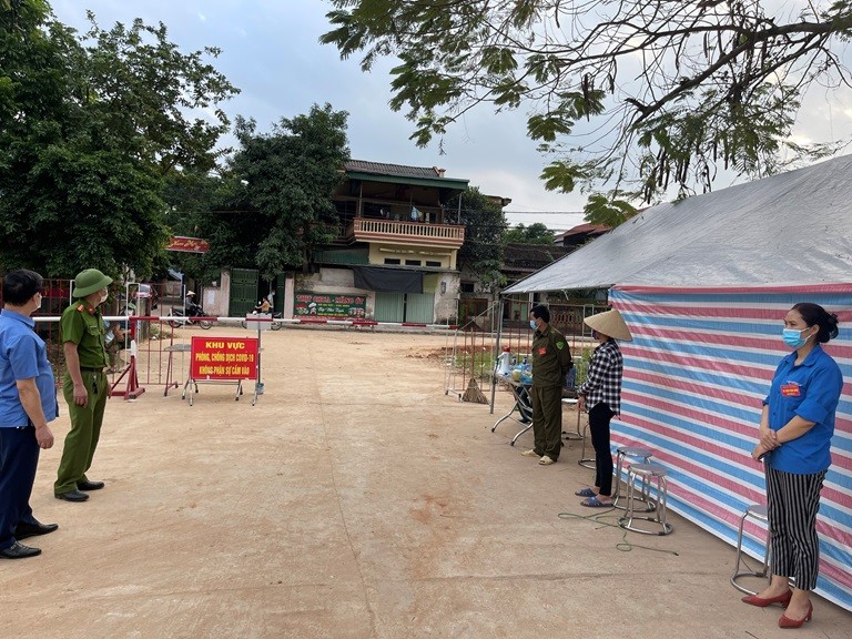 Huyện Yên Lạc lập các chốt kiểm soát dịch Covid-19 sau khi phát hiện ca dương tính tại xã Tam Hồng