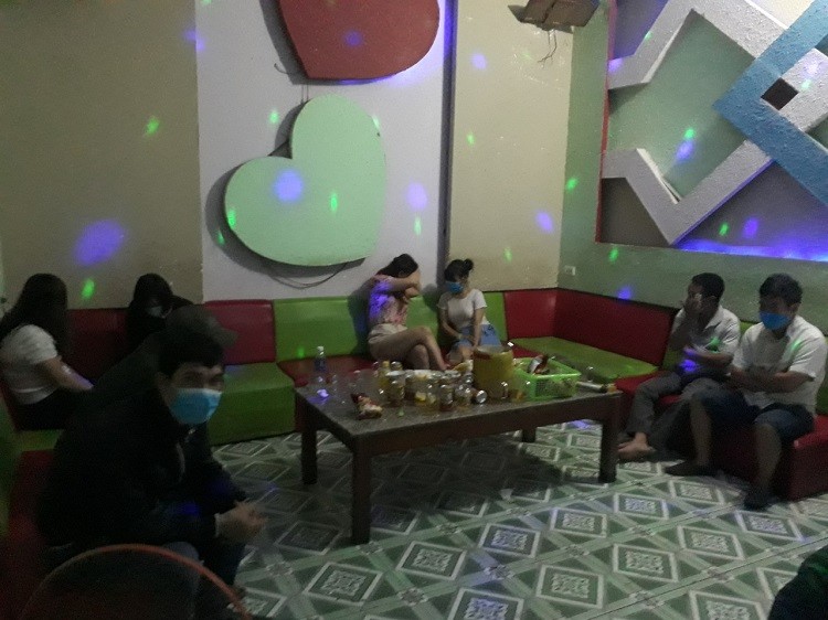 phát hiện, xử lý 8 khách hát karaoke Hoa Quả Sơn (tại xã Đồng Tĩnh, huyện Sông Lô) đã vi phạm quy định phòng chống dịch Covid-19.