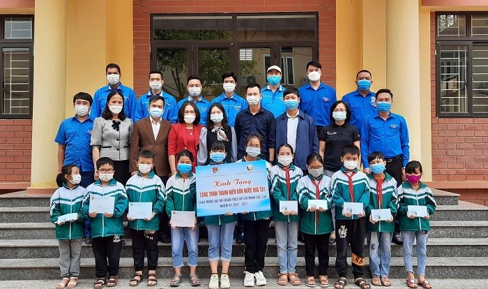 Ra mắt công trình thanh niên “Bồn nước rửa tay” phòng chống dịch Covid-19 và tặng quà cho học sinh có hoàn cảnh khó khăn tại trường Tiểu học –THCS Quất Lưu