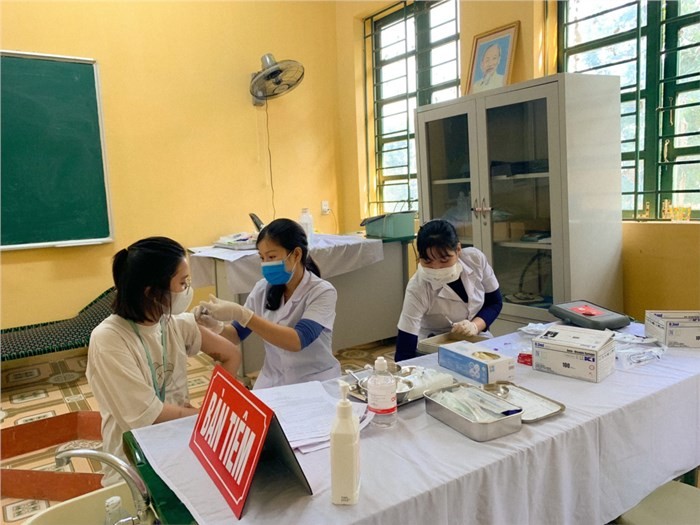 Trường THPT Sáng Sơn đã nhanh chóng thực hiện chiến dịch tiêm vaccine phòng Covid-19 cho hơn 1.000 học sinh toàn trường ở cả hai cơ sở từ sáng 27/11. 