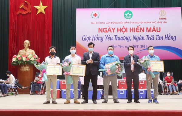 Khen thưởng các tập thể và cá nhân tiêu biểu