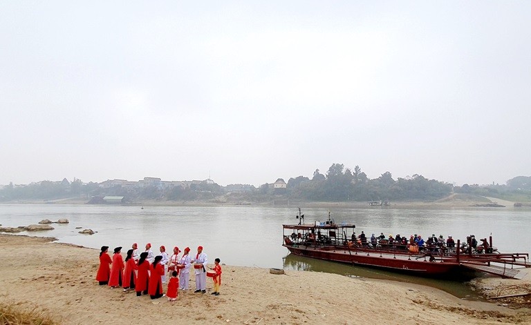 Vào những ngày lễ, Tết, Câu lạc bộ hát trống quân thôn Giáp Thượng, xã Đức Bác (Sông Lô) tổ chức các buổi biểu diễn hát trống quân bên bờ sông Lô