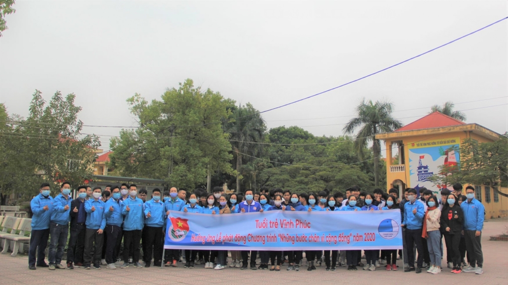 Các đồng chí lãnh đạo Tỉnh đoàn, thành Đoàn cùng hàng trăm các bạn Đoàn viên thanh niên tham gia chạy hưởng ứng chương trình “Những bước chân vì cộng đồng”