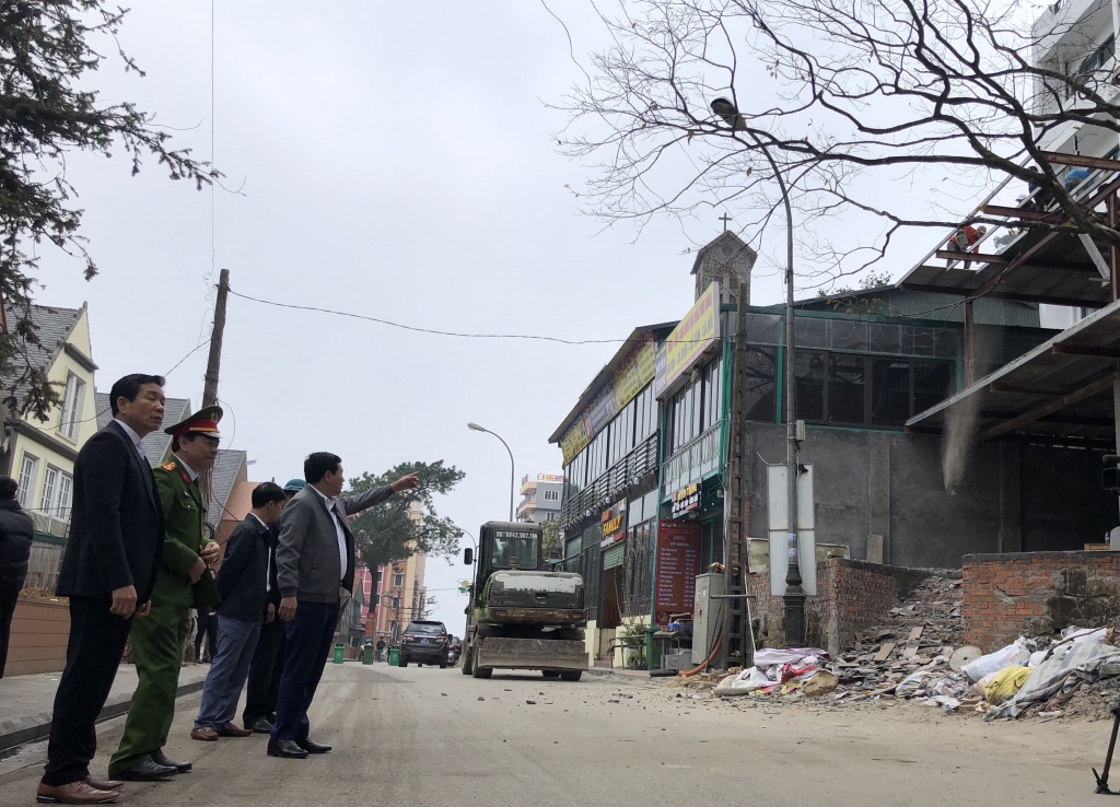 Ông Đinh Văn Mười – Tỉnh ủy viên, Chủ tịch ủy ban nhân dân huyện Tam Đảo cho biết: Trước khi tiến hành hỗ trợ tháo dỡ, các cơ quan chức năng, tổ chức đoàn thể của huyện Tam Đảo đã tuyên truyền, vận động các hộ vi phạm về xây dựng.