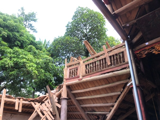 Người dân dùng cột sắt để chống đỡ nhưng đình vẫn sập