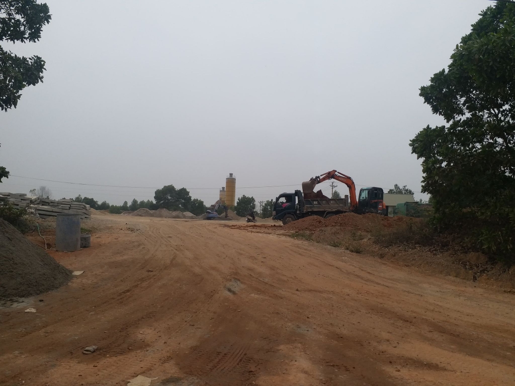 Trạm trộn bê tông không phép này ảnh hưởng lớn đến môi trường và cuộc sống của người dân.