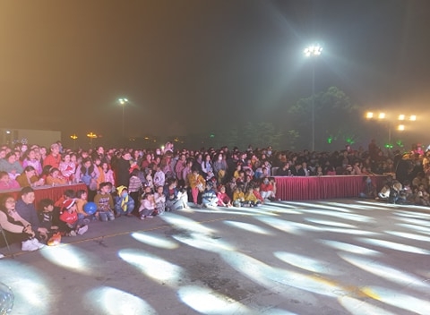 Đông đảo nhân dân trên địa bàn đến xem chương trình chào xuân năm mới 2021