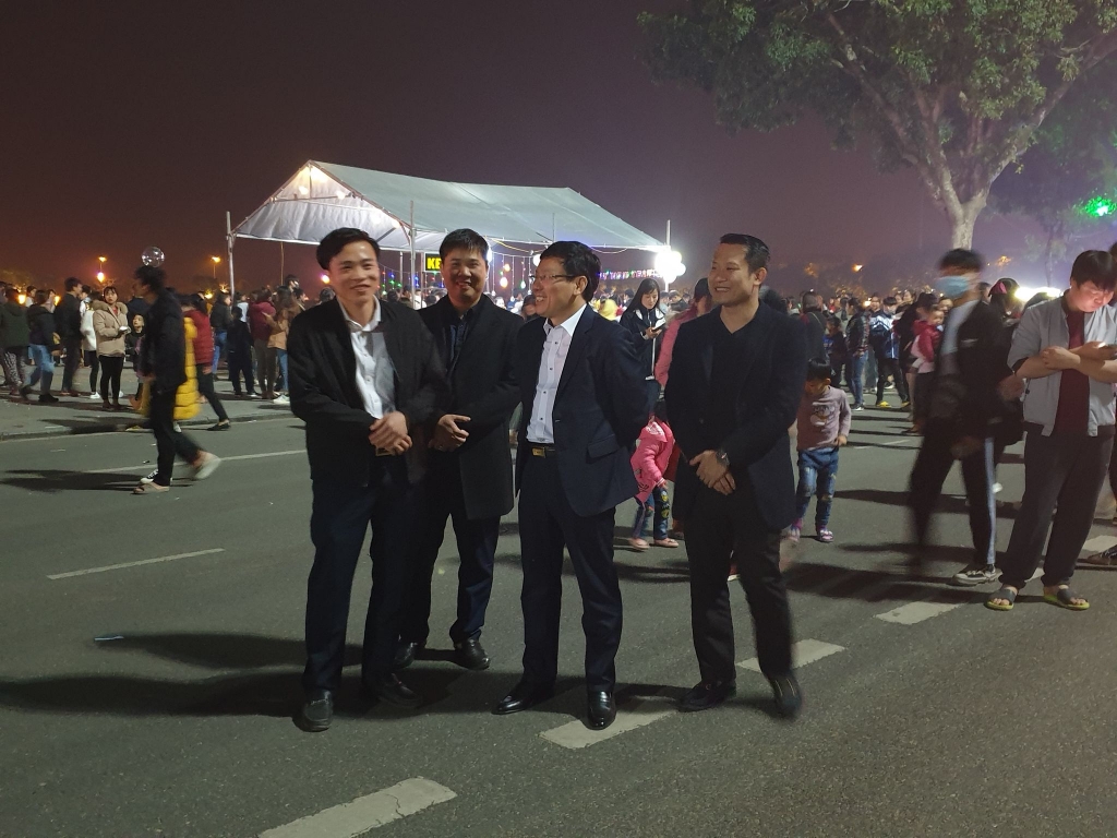 Đồng chí Lê Duy Thành, Chủ tịch UBND tỉnh và Nguyễn Trung Kiên, Phó Bí thư Phụ trách Tỉnh đoàn, đi thăm hỏi người khi tham dự chương trình chào đón năm mới 2021
