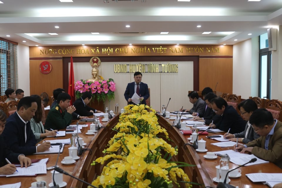 Ngày 25/12, đồng chí Lê Nguyễn Thành Chung-Chủ tịch UBND huyện Vĩnh Tường chủ trì hội nghị nghe báo cáo phương án cưỡng chế, thu hồi đất dự án tuyến đường Thượng Trưng- Tuân Chính đối với hộ dân ông Nguyễn Văn Dần có đất xâm canh ở vị trí dự án thuộc địa phận xã Tuân Chính.