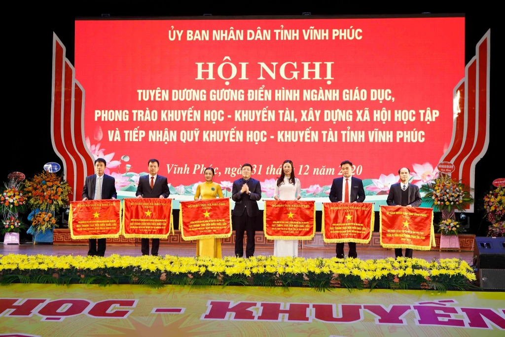 Chủ tịch UBND tỉnh Lê Duy Thành trao Cờ thi đua của Bộ Giáo dục và Đào tạo, UBND tỉnh cho các tập thể đạt thành tích xuất sắc