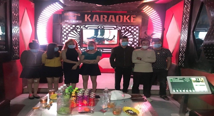 Phát hiện 7 khách hát karaoke không chấp hành quy định phòng chống dịch 