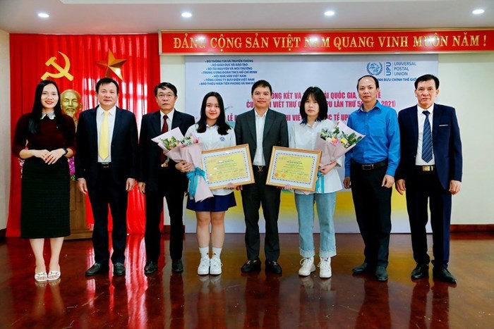 Đại diện Sở Thông tin và truyền thông, Bưu điện tỉnh chụp ảnh lưu niệm cùng thầy và trò Chuyên Vĩnh Phúc