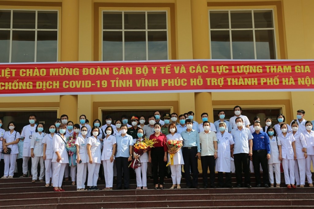 Gần 4.000 nhân viên y tế chi viện Hà Nội chống dịch