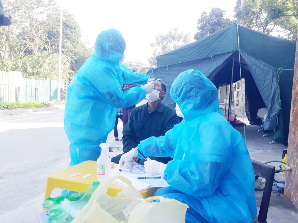 Cán bộ y tế lấy mẫu xét nghiệm cho nghiệm cho người dân ở trong tổ dân phố Sơn Long