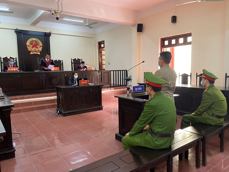 Bị cáo Nguyễn Hữu Tuyên nghe cáo trạng tại phiên tòa phúc thẩm