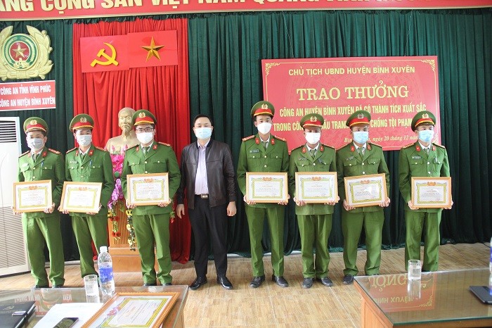 trao tặng giấy khen cho các cá nhân có thành tích xuất sắc