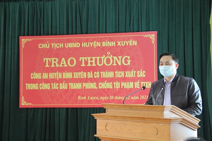Đ.c Nguyễn Mạnh Hùng - PBT, Chủ tịch UBND huyện phát biểu ghi nhận thành tích của lực lượng Công an huyện