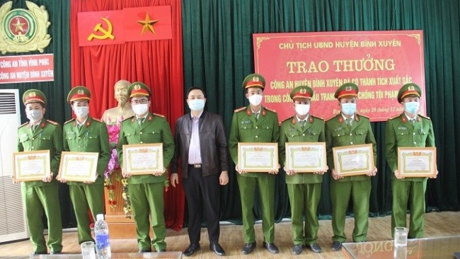 Khen thưởng đơn vị, cá nhân xuất sắc trong công tác đấu tranh, phòng chống tội phạm