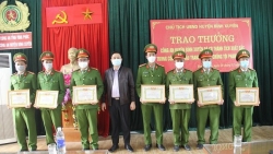Khen thưởng đơn vị, cá nhân xuất sắc trong công tác đấu tranh, phòng chống tội phạm