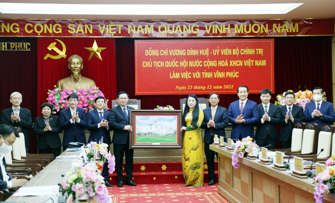 Chủ tịch Quốc hội Vương Đình Huệ tặng bức tranh cho tỉnh Vĩnh Phúc.