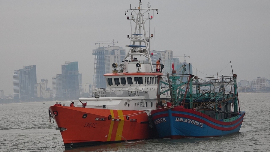 Cứu nạn thành công tàu cá cùng 7 ngư dân gặp nạn ở vùng biển động