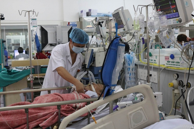 Bệnh nhân đột quỵ điều trị ở Bệnh viện Bạch Mai