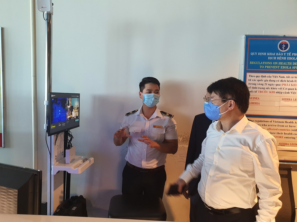 Thứ trưởng Bộ Y tế Trương Quốc Cường kiểm tra máy đo thân nhiệt tại sân bay Cam Ranh