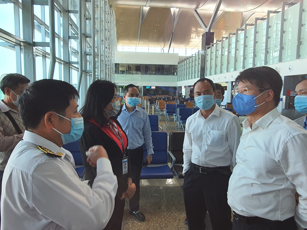 Đoàn công tác kiểm tra sảnh sân bay Cam Ranh
