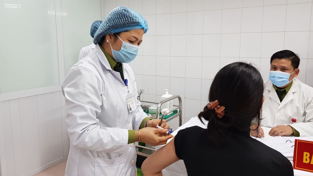 Tiêm vắc xin NanoCovax liều 25mcg mũi 2 cho người tình nguyện sáng ngày 14/1