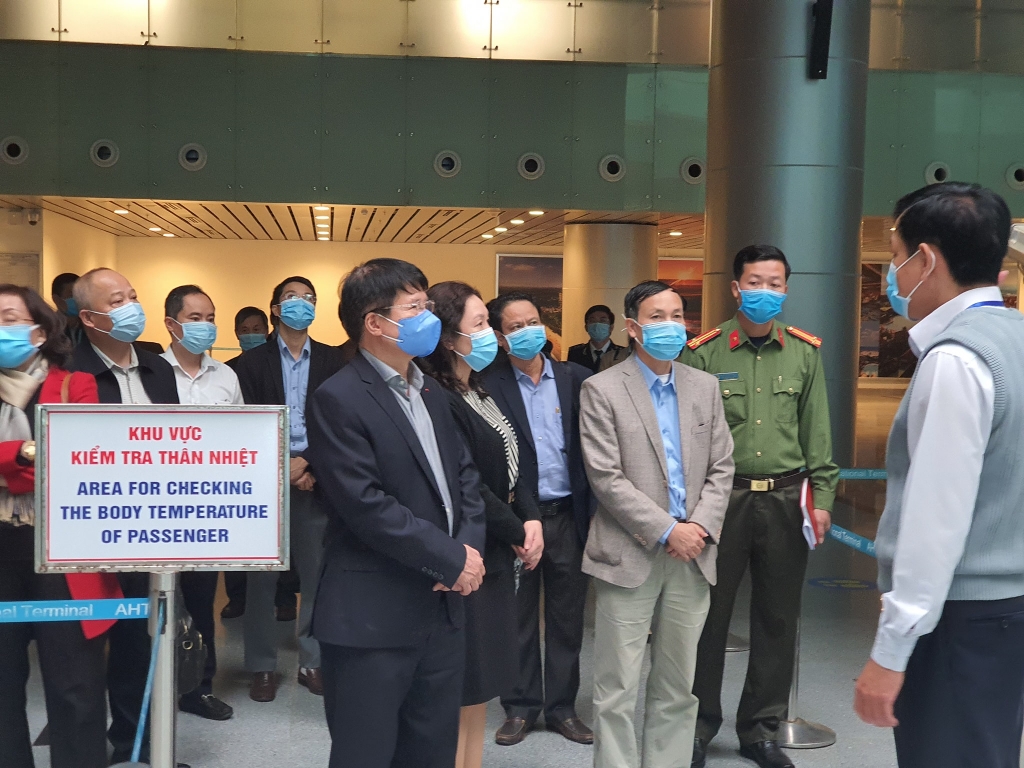 Đoàn công tác Ban Chỉ đạo Quốc gia phòng, chống dịch COVID-19 Thứ trưởng Bộ Y tế Trương Quốc Cường, Phó trưởng BCĐ Quốc gia PCD COVID-19 đã đến kiểm tra thực tế công tác quản lý nhập cảnh, khai báo y tế, công tác tổ chức cách ly y tế tập trung phòng dịch 