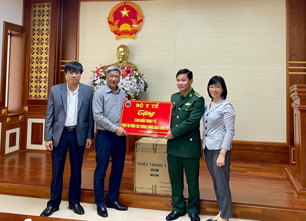 Thứ trưởng Nguyễn Trường Sơn tặng 5000 khẩu trang cho lực lượng phòng chống dịch Gia Lai 