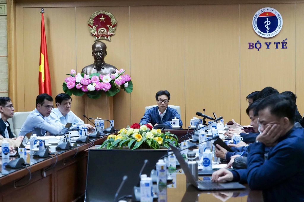 Phó Thủ tướng Chính phủ và Bộ trưởng Bộ Y tế đã tổ chức cuộc họp khẩn trực tuyến với 2 tỉnh Quảng Ninh và Hải Dương, 