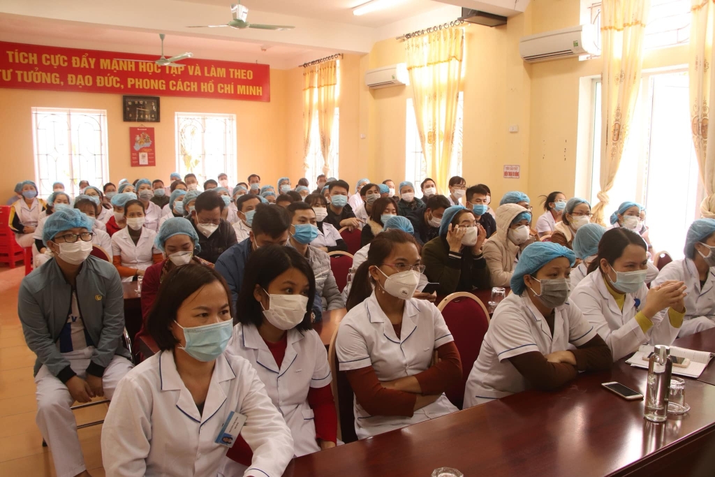 Đội ngũ thầy thuốc của Trung tâm Y tế TP Chí Linh bình tĩnh và xác định làm việc liên tục nhiều ngày.