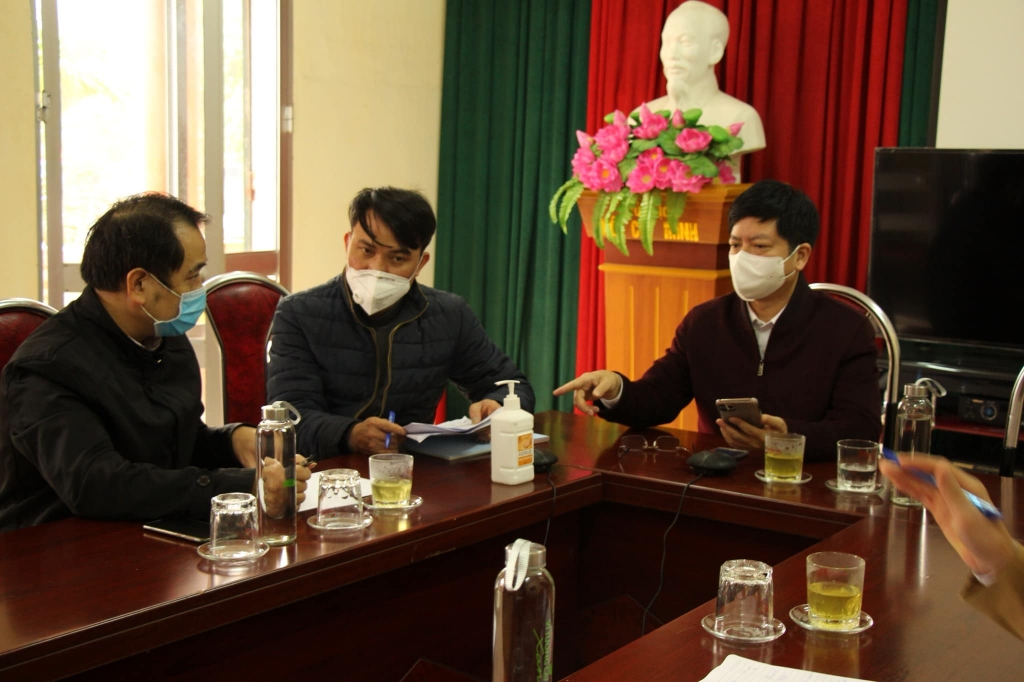 Phó Cục trưởng Cục Quản lý khám, chữa bệnh Nguyễn Trọng Khoa đang điều hành cuộc họp trực tuyến với các điểm cầu.