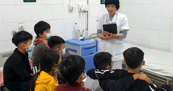 Các bệnh nhi tại Trung tâm Chống độc được bác sĩ dặn dò trước khi ra viện. Ảnh: BVCC